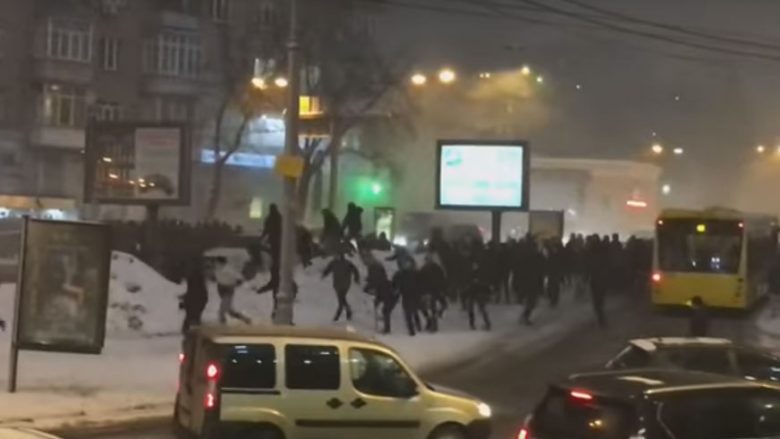 Huliganët shkaktojnë kaos në Kiev: Rrahje mes ukrainasve dhe turqve (Video)