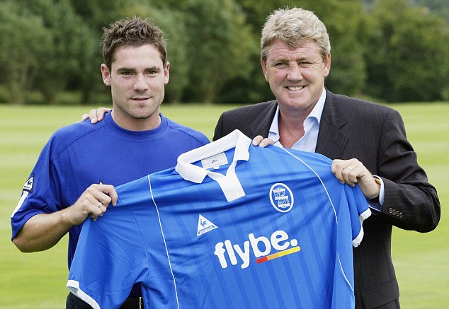 BIRMINGHAM, ENGLAND - JULY 8: Manager Steve Bruce (R) of Birmingham City with new signing David Dunn (L) during the press conference at Birmingham City's training ground on July 8, 2003 in Birmingham, England. (Photo by Paul Gilham/Getty Images)