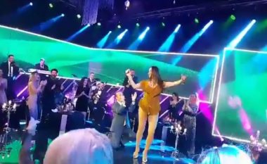 Cila është këngëtarja që po ia dridh belin Naim Abazit? (Video)