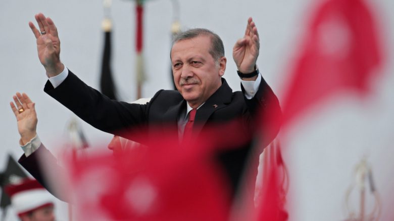 Erdogan, studentit shqiptar: Të uroj karrierë në Turqi, e të kthehesh e ta ndihmosh Kosovën (Video)