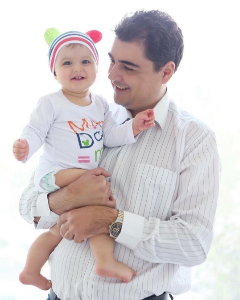 Bashkëshorti i këngëtares Ermal Hoxha, bashkë me vajzën e tij Hera. foto nga Instagram.