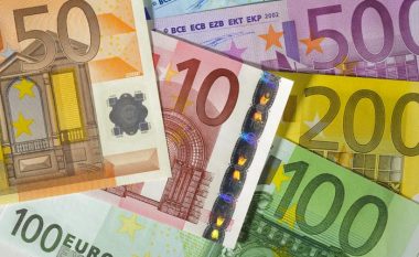 Lajmet negative nga Italia përmbysin vlerën e valutës euro