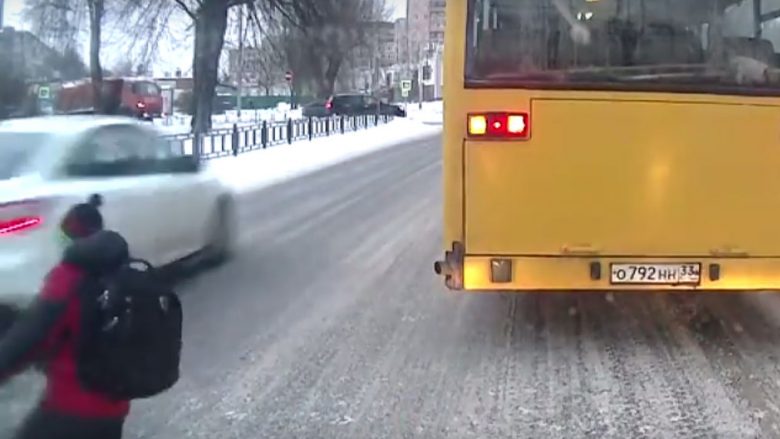 U rrëzua në momentin e duhur dhe mbeti gjallë! (Video)