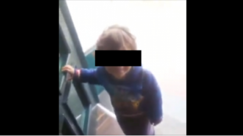 Fëmija në Vlorë: Kam ftohtë, por babi dhe mami më nxjerrin të lyp (Video)