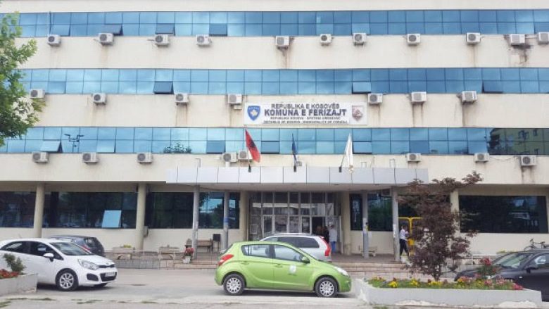 Studentët në Ferizaj djegin diplomat