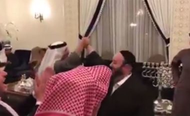 Hebrenjtë dhe myslimanët duke vallëzuar së bashku në një ceremoni në Bahrein (Video)