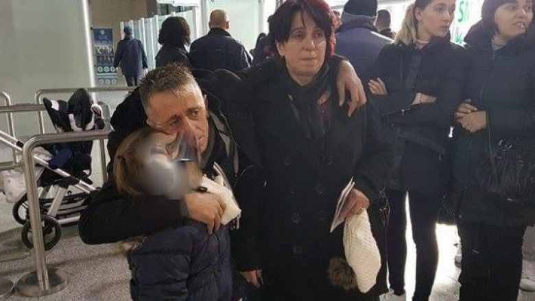 Ditë e veçantë për familjen Qela, vajza e tyre Albina niset për shërim nga leukemia në Turqi (Foto)