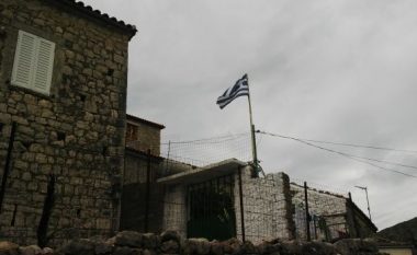Flamuri i Greqisë në kalanë e Himarës: T’i dëbojmë shqiptarët! (Foto)
