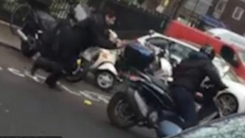 Dëshmitarët ndalojnë vjedhjen e motorit, hajduti i kërcënon me thikë (Video)