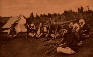 Viti 1913: Në male shkatërruan turqit, në fusha malazezët, besimtarët myslimanë faleshin në Kishë, shqiptarët ishin një e me këngë niseshin në luftë…