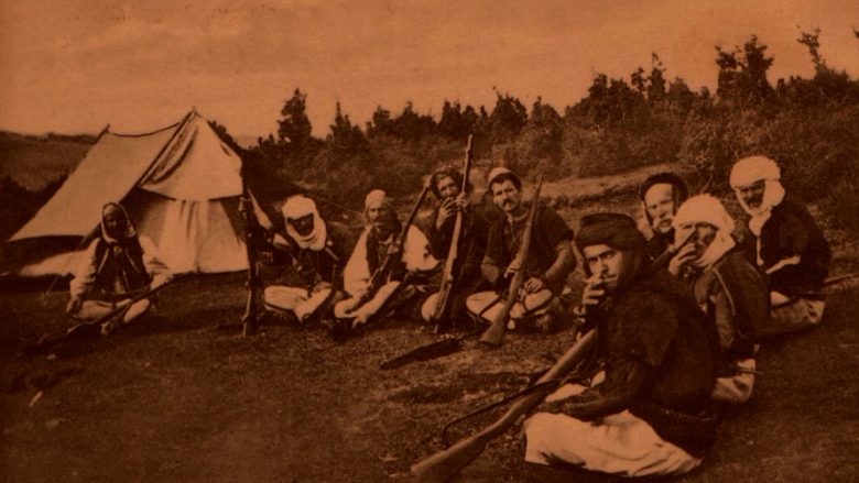 Viti 1913: Në male shkatërruan turqit, në fusha malazezët, besimtarët myslimanë faleshin në Kishë, shqiptarët ishin një e me këngë niseshin në luftë…