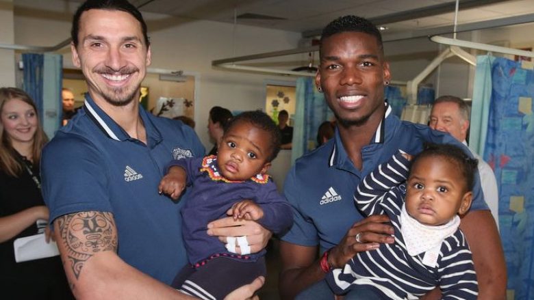 Ibra, Pogba dhe bashkëlojtarët vizitojnë fëmijët e sëmurë (Foto)