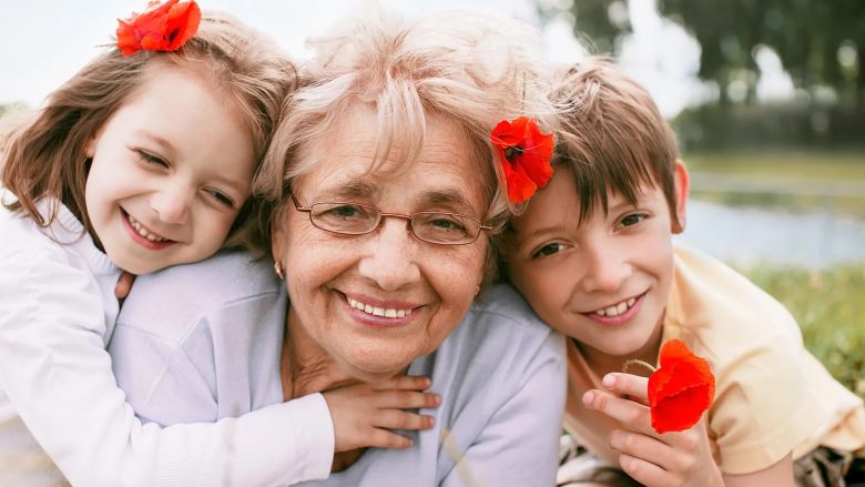 Shëndeti i gjyshes përmirësohet kur ajo kujdeset për nipërit dhe mbesat