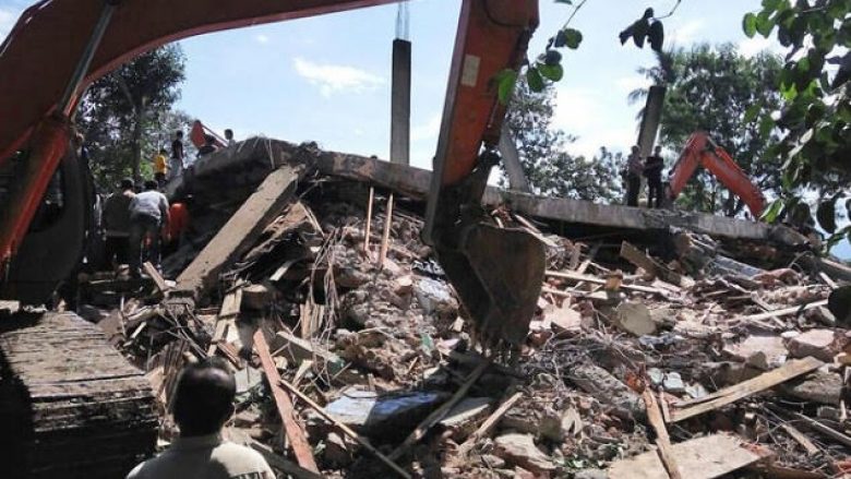 Rreth 100 persona e humbën jetën nga tërmeti në Indonezi