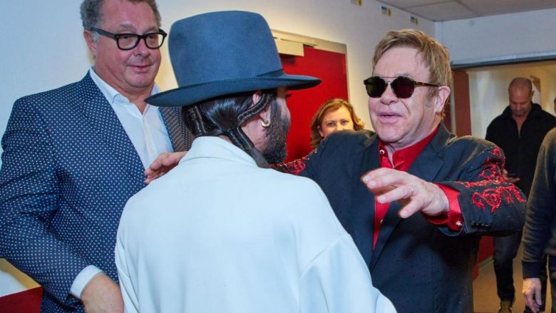 Elton John puthet me Conchittan (Foto)