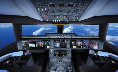 Atmosferë intime me stjuardesën, në kabinën e pilotit (Foto)