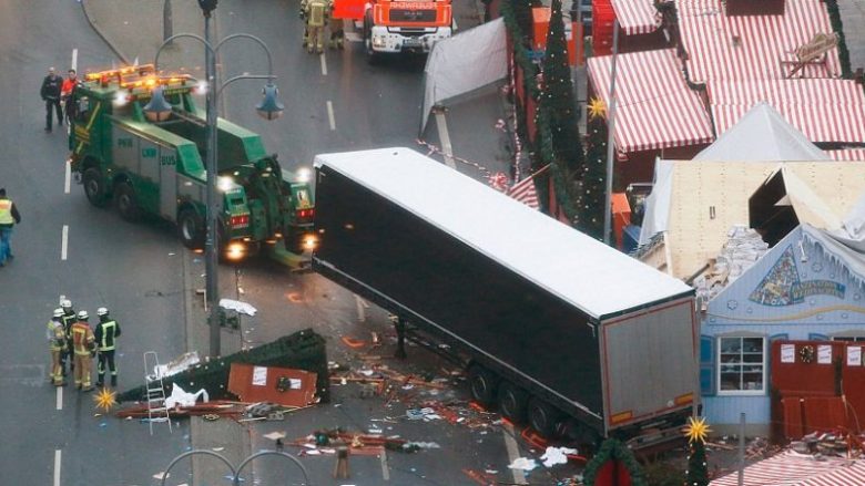 Gjenden dokumente poshtë ulëses së vozitësit, dyshohet se janë të njeriut të sulmit me kamion në Berlin (Foto)