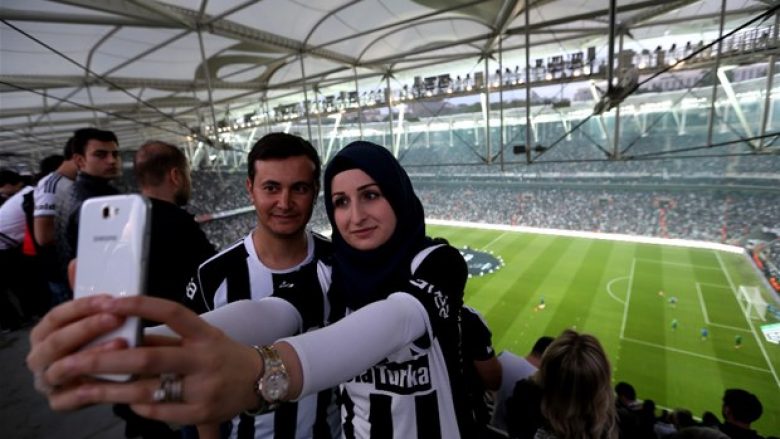 Tifozët e Besiktasit lënë anash hasmërinë shumë vjeçare, i ofrojnë ndihmë në mënyra të ndryshme tifozëve të Bursasporit
