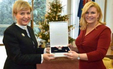 Presidentja kroate dekoron me medaljen e meritave ambasadoren e Kosovës