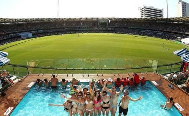 Temperaturat e larta në Australi: Pishinë në shkallët e stadiumit (Foto/Video)