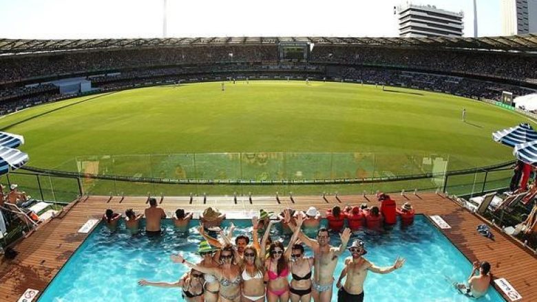 Temperaturat e larta në Australi: Pishinë në shkallët e stadiumit (Foto/Video)