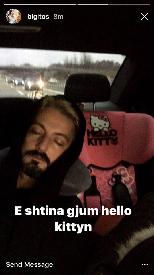 Labi fle pranë krevatit me "Hallo Kitty", teksa incizohet fshehurazi nga Big Mama. Foto nga Instagram Story.