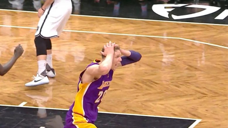 Edhe basketbollistët kundërshtar e kapin kokën: A është kjo ngulitja e vitit në NBA? (Video)