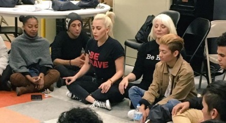 Lady Gaga duke medituar
