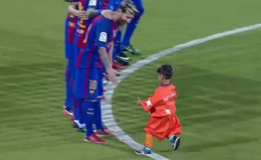 Shikoni momentin kur gjyqtari i kërkon Murtaza Ahmadit ta lëshojë fushën, ndërsa ai vrapon te Messi (Video)