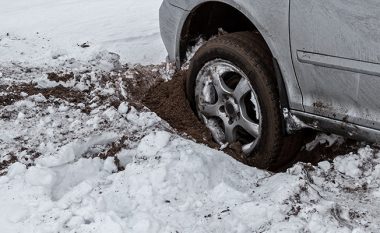 Çfarë duhet të bëni nëse ju ngecë vetura në borë? (Foto)