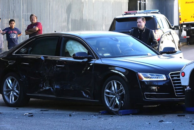 Aktori pas aksidentit dhe vetura e tij e dëmtuar 