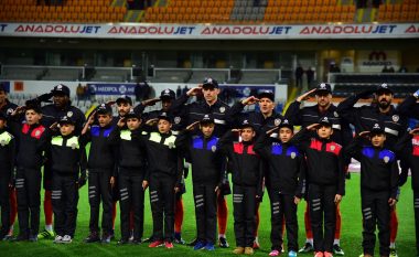 Sulmuesi i Kombëtares vishet si polic, skuadra e tij nderon viktimat e sulmit të Stambollit (Foto)