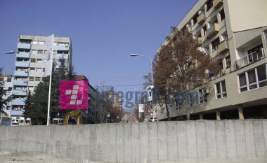 Performancë kundër murit në Mitrovicë