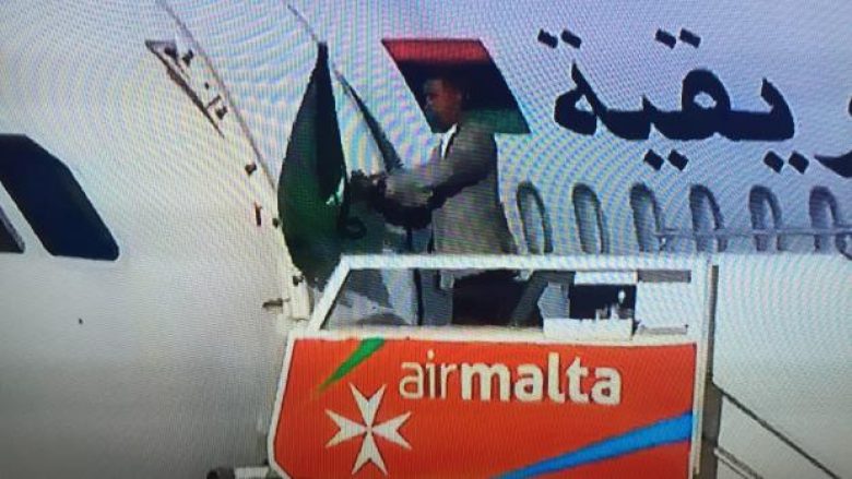 Dorëzohen rrëmbyesit e aeroplanit libian (Video)