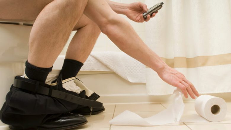 Njerëzit më shumë shpenzojnë kohë në tualet sesa duke bërë ushtrime fizike
