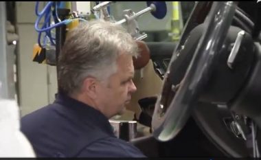 E mahnitshme: Shihni si montohet një makinë “Mercedez Benz” (Video)