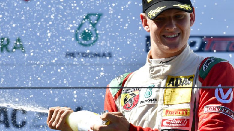 Djali i Schumacher do të pilotojë për Mercedesin?