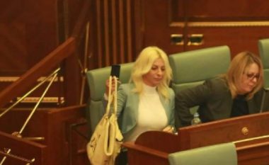 Kështu duket ministrja seksi në ditën e saj të parë të punës në Kuvendin e Kosovës (Foto)
