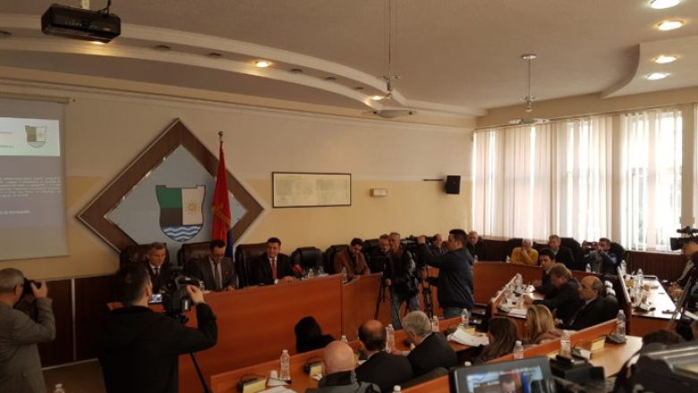 Kuvendi i Mitrovicës po diskuton për veriun, VV kërkon dorëheqjen e Mustafës dhe Tahirit