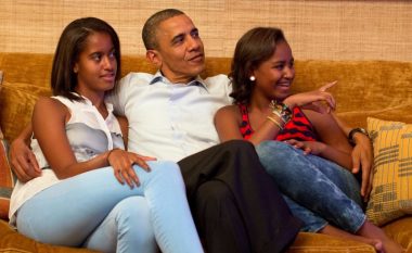 Vajza e Barack Obamës dёgjon kёngёn e kёngёtarit shqiptar (Foto/Video)