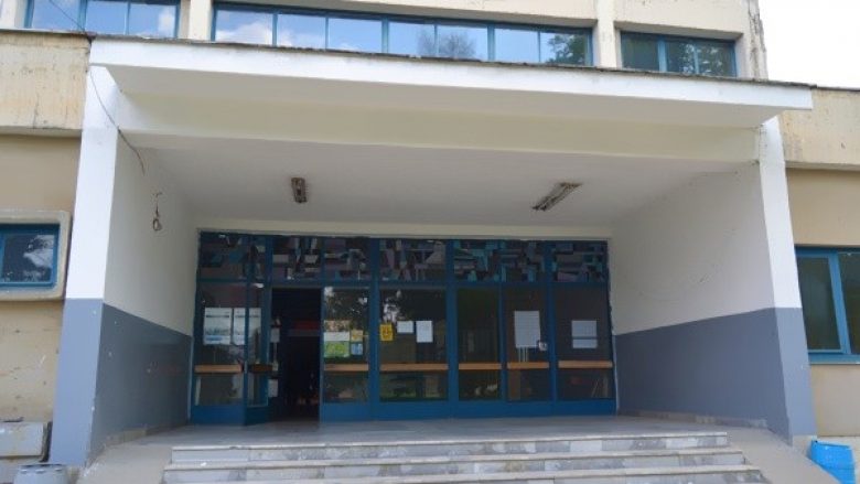 Drejtori maqedonas dënon profesorët shqiptarë në një shkollë të Tetovës (Foto)