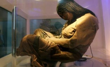 Shkencëtarët analizojnë mumjen 500-vjeçare: Para sakrificës, viktimat deheshin me gjethe koke!