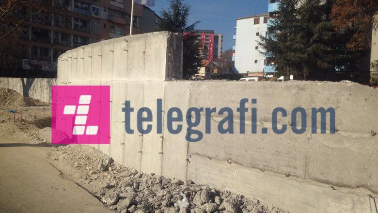 Prerja e murit në veri të Mitrovicës nuk vazhdoi as të dielën (Foto/Video)