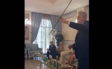 Presidenti serb “humb veten” në Abu Dhabi – bëhet pjesë e një vallëzimi tradicional arab (Video)