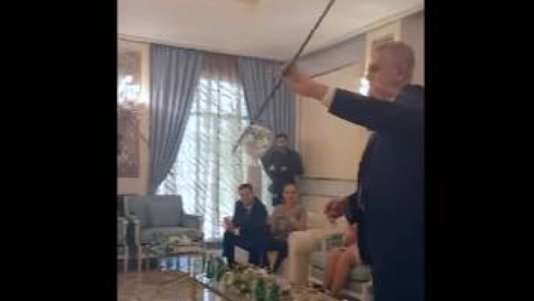 Presidenti serb “humb veten” në Abu Dhabi – bëhet pjesë e një vallëzimi tradicional arab (Video)