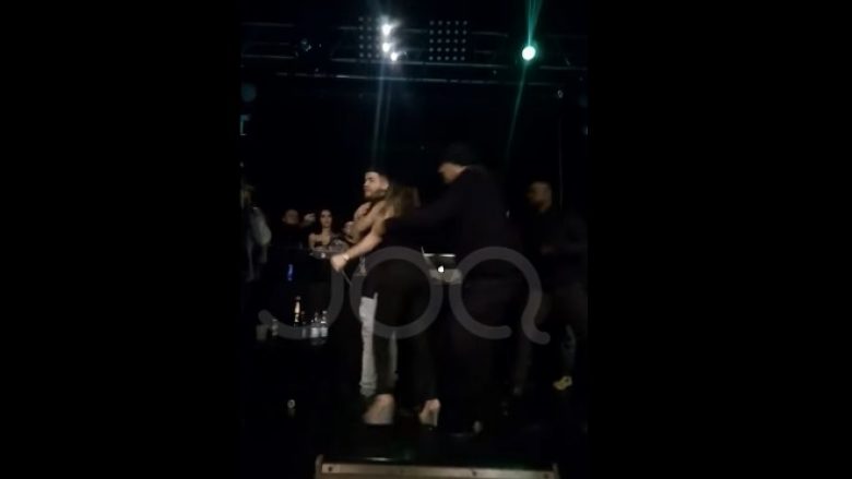 Fansja ‘e zjarrtë’ i hidhet Noizyt në koncert, ndërhyjnë menjëherë sigurimi (Video)