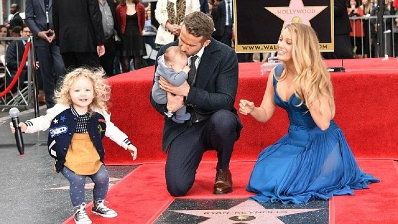 Ryan Reynolds bëhet me yll në bulevardin e famës së Hollywoodit (Foto)