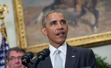 Gazetares i bie të fikët gjatë konferencës së Obamas (Video)