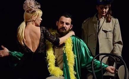 Olta Gixhari puthje pasionante në skenën e teatrit! (Foto)