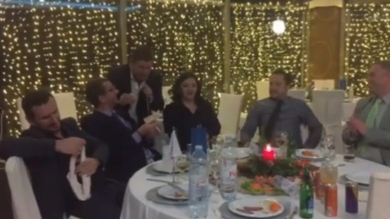 Këngëtari përkujdeset për disponim, ‘Drenicaku’ e shpërblen me bakshishe (Video)